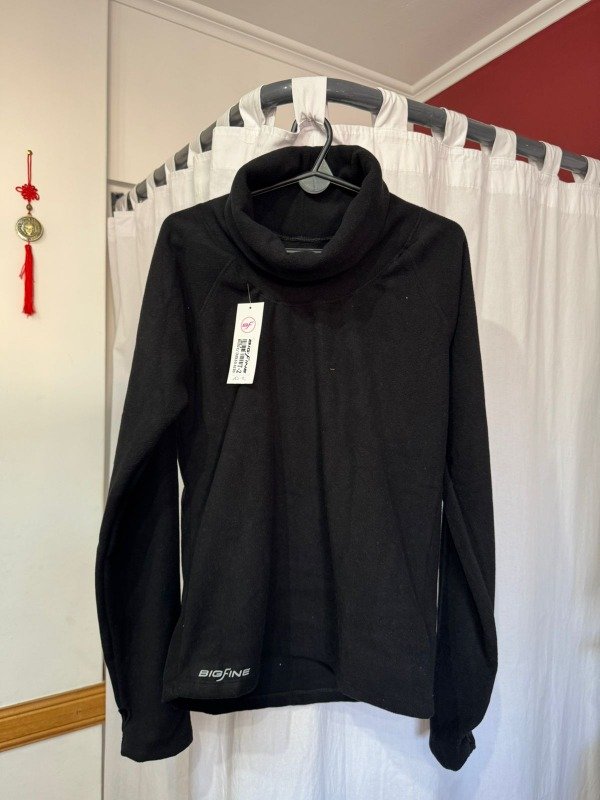 Producto - POLAR CON CUELLO NEGRO