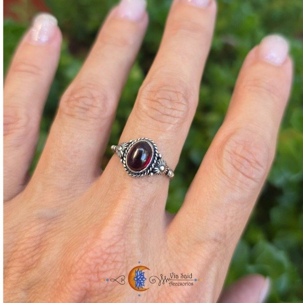 Producto - Anillo Hindú "Vanha" - Granate (Piedra 7 x 9 mm) / Talle: 18 mm