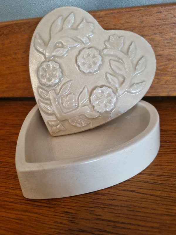 Producto - DIA DE LA MUJER REGALO ALHAJERO CORAZON LABRADO CEMENTO