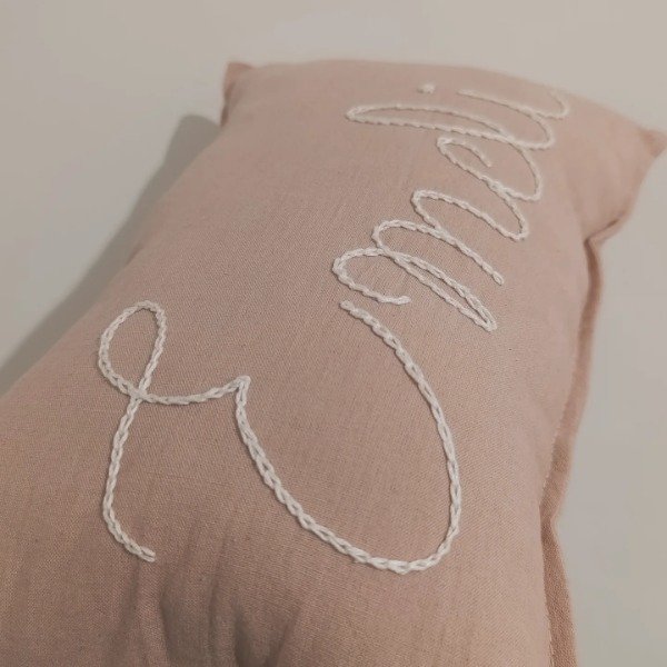 Producto - ALMOHADA DE CUNA CON NOMBRE BORDADO A MANO - 1