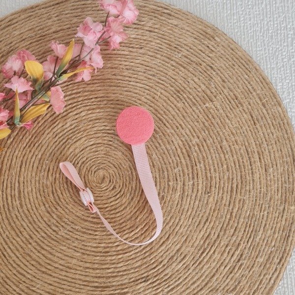 Producto - Porta Chupetes Botón rosa fuerte