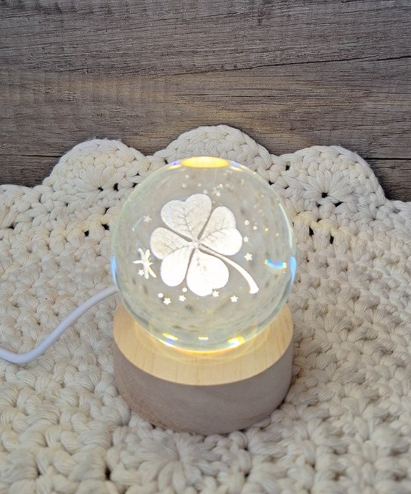 Producto - Lampara esfera 3D de vidrio "Trebol de la suerte"