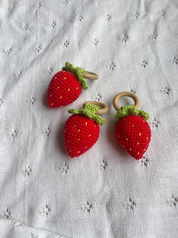 Producto - Sonajero amigurumi tejido Frutilla para bebe - 1