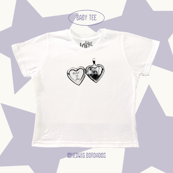 Producto - Baby Tee "Relicario CA7RIEL Y PACO #2"