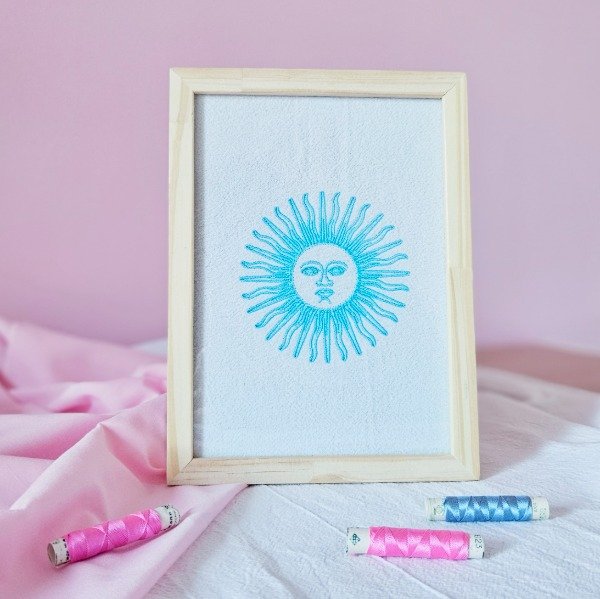 Producto - Cuadro Sol de Mayo Hilo Turquesa (bordado a máquina)