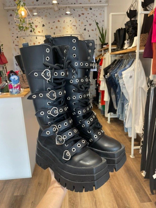 Producto - Botas caña alta negras con cintos y cordones talle 36