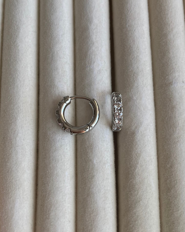 Producto - Aros clásicos con strass de acero quirúrgico 1.5cmd