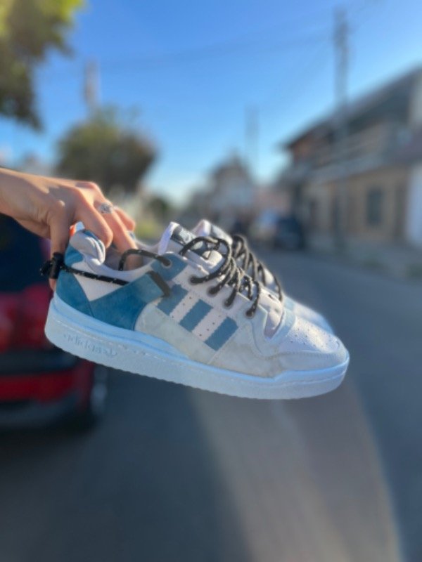 Producto - FORUM X BAD BUNNY CELESTE