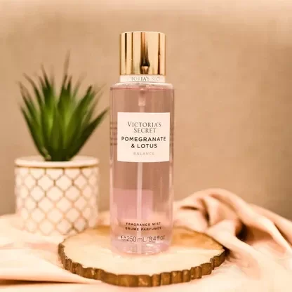 Producto - BE1540 BODY SPLASH DE VICTORIA'S SECRET POMEGRANATE Y LOTUS 250ML