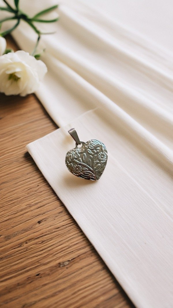 Producto - Dije corazón labrado ACERO BLANCO DA7