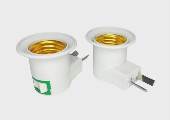 Producto - Portalamparas con tecla y con enchufe 220v pata Argentina