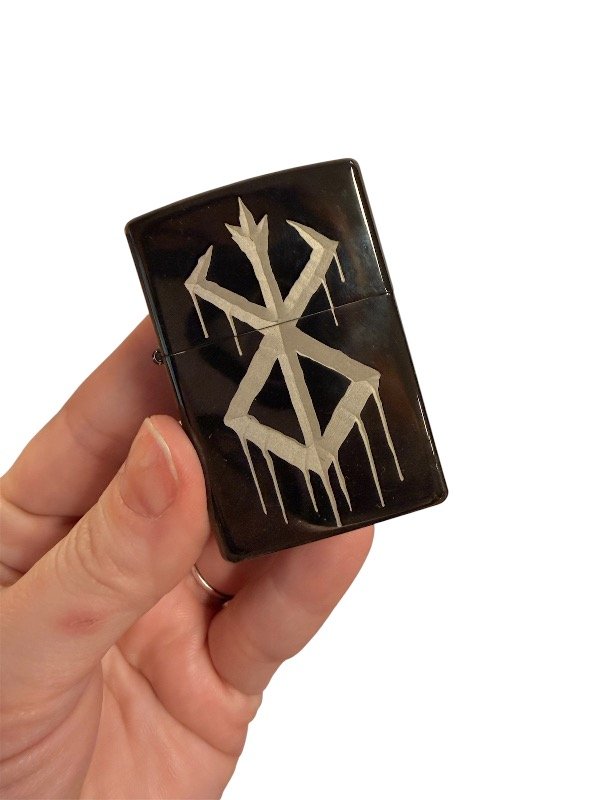 Producto - Encendedor Zippo Berserk Marca Guts