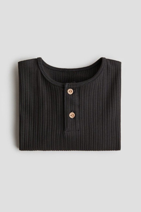 Producto - Remera HyM con botones negra - 1