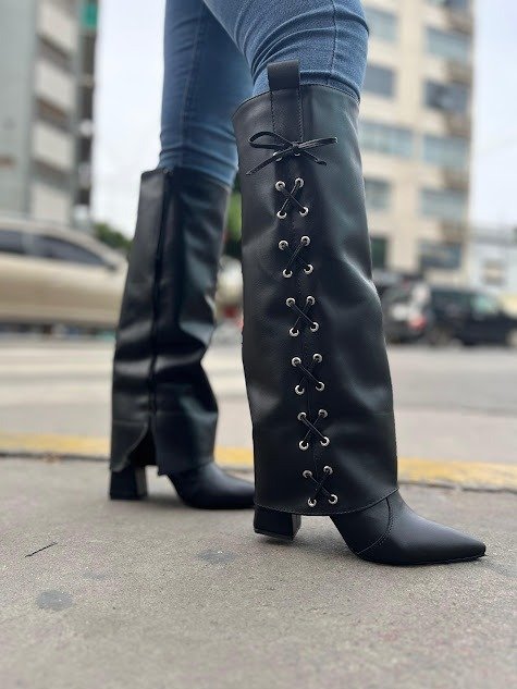 Producto - Bota Larga con Cordones Laterales