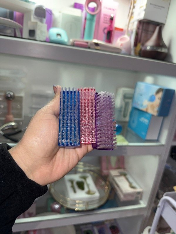 Producto - Cepillo Limpia Uñas 7cm