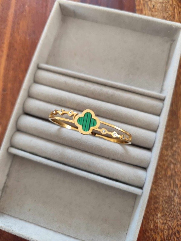 Producto - Esclavas trébol verde. Acero dorado