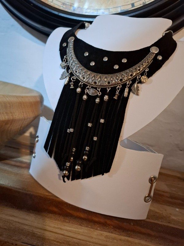 Producto - Collar negro de gamuza vacuna