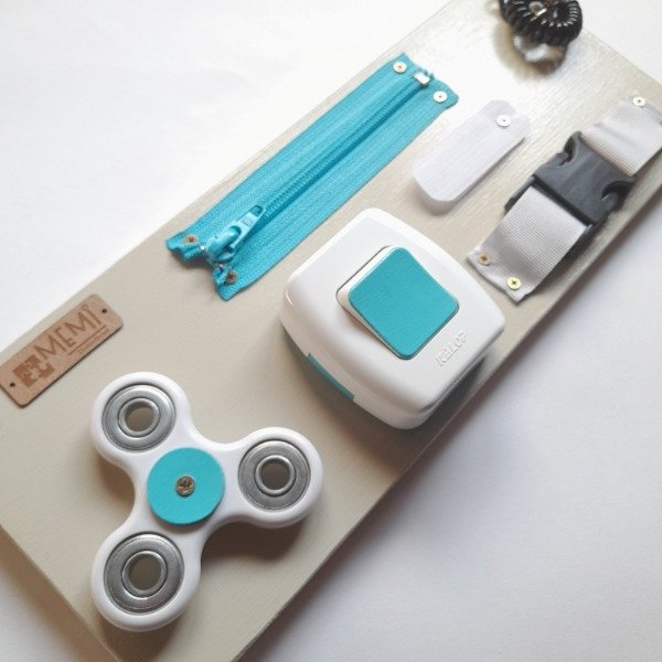 Producto - Tablero Sensorial Portable con Spinner, Cierre, Velcro y Broche. Color: Hueso