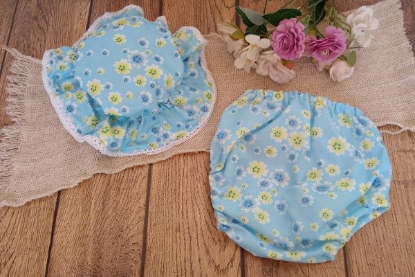 Producto - Cofia + pañalero celeste floreado