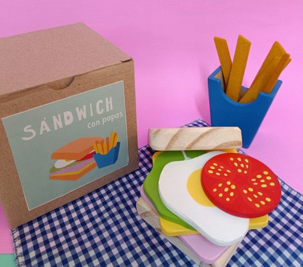 Producto - Sandwich con papas fritas en madera