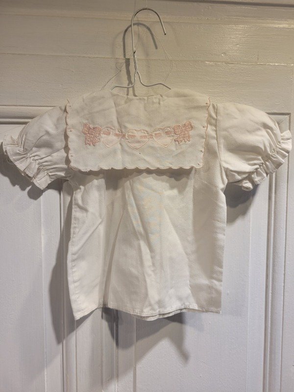 Producto - Camisola BLUE MILL blanca con cuello bordado Talle 12 meses - PRECIO: 9X