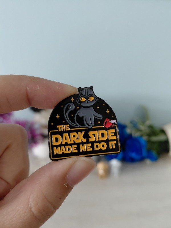 Producto - Pin metalizado - "The dark side made me do it" Parodia a Star Wars #1198