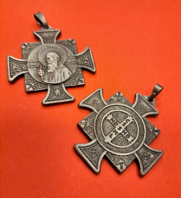 Producto - Cruz de San Benito 4 x 4 cm Irrompible
