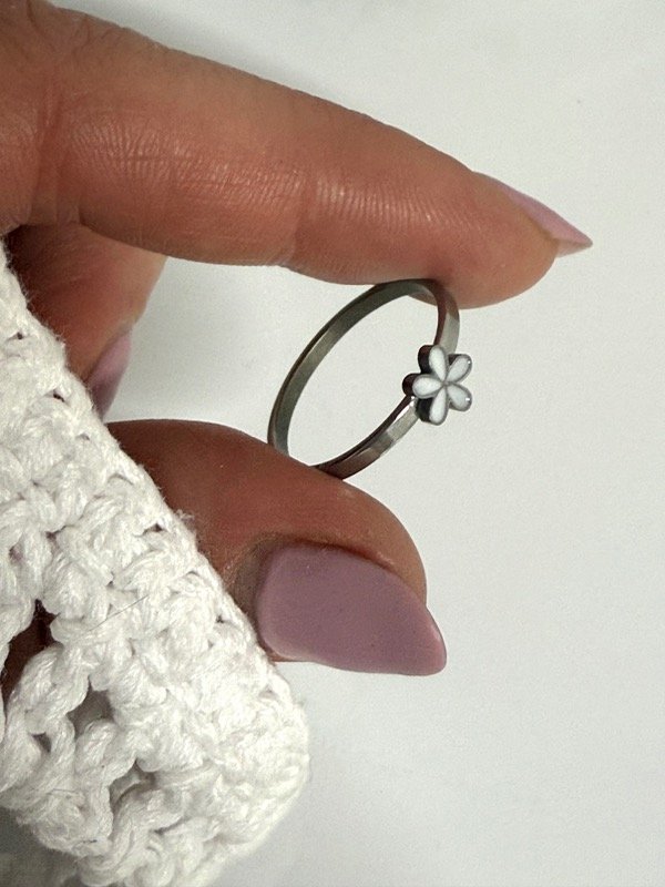 Producto - N502 Anillo florcita blanca acero quirúrgico