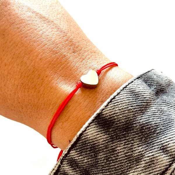 Producto - Pulsera de hilo y acero quirúrgico - Rojo - Con dije - Corazon pasante