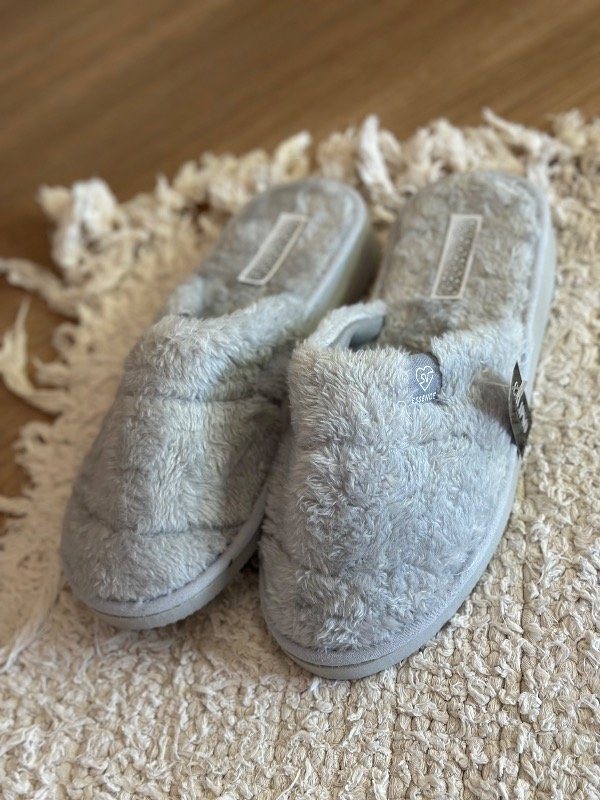 Producto - PANTUFLA DE PELUCHE GRIS DE DAMA