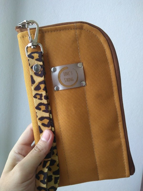 Producto - Porta celu-billetera Tokio. Mostaza