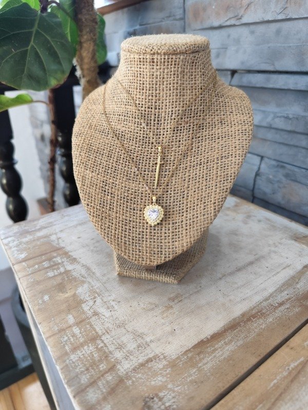 Producto - Collar corazón espada strass blanco. Acero dorado