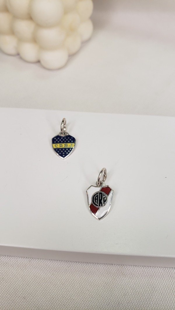 Producto - Dijes mini escudos