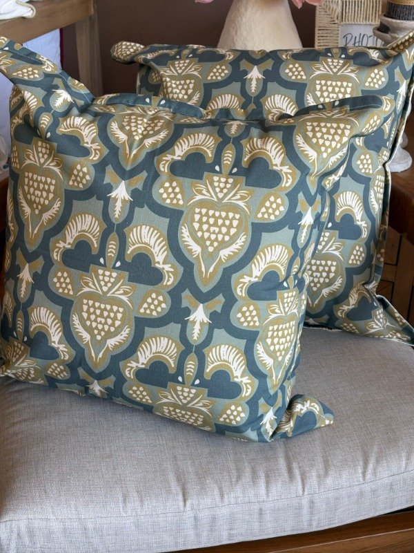 Producto - ALMOHADON VERDE CON DETALLES DORADOS