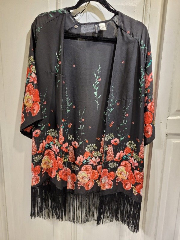 Producto - Kimono DIVIDED negro con flores y flecos Talle XS - PRECIO: 44X