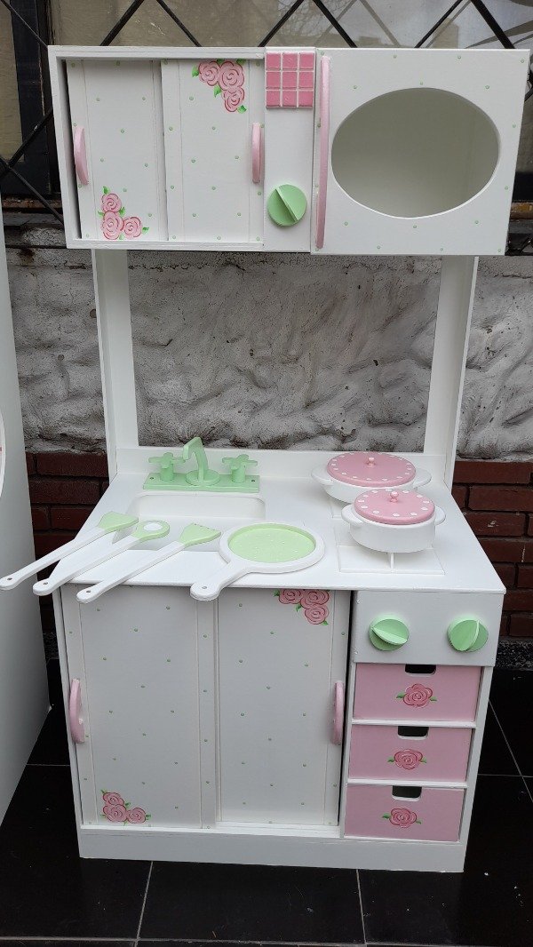 Producto - COCINA CON ALACENA, 4 UTENSILIOS  Y 2 CACEROLAS