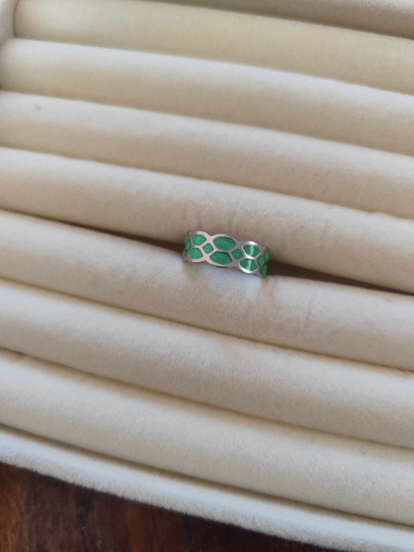 Producto - Anillo detalle verde. Acero quirurgico.