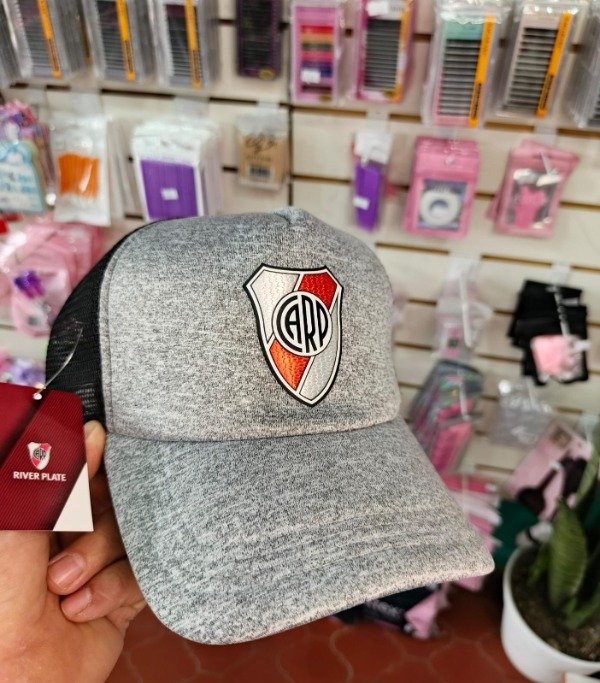 Producto - Gorra gaspeada River escudo metalico