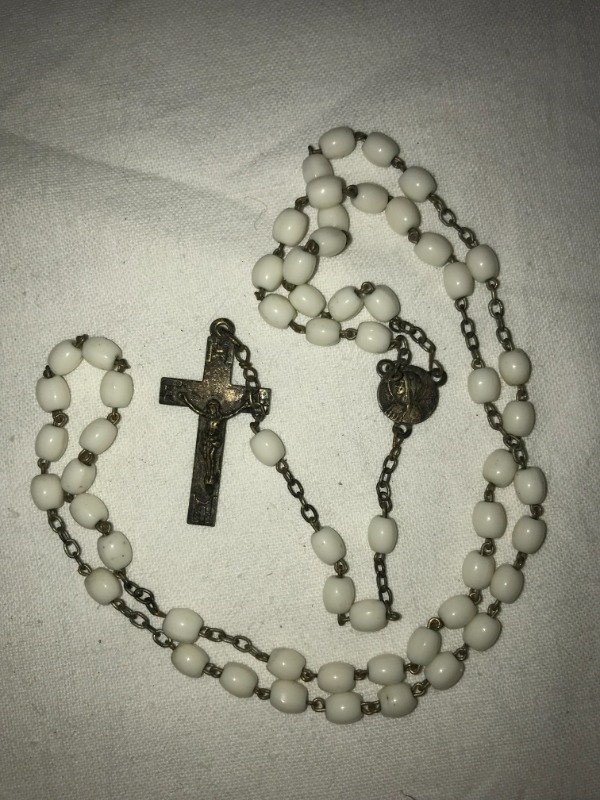 Producto - Antique French Catholic rosary with white glass beads.