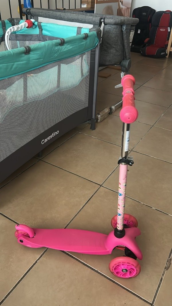 Producto - Monopatín infantil fucsia de 3 ruedas - 4