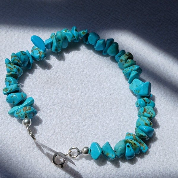 Producto - Pulsera artesanal con escallas de turquesa reconstituida de 18,5cm