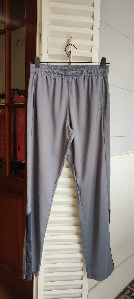 Producto - Jogging gris, con recorte negro, talle L