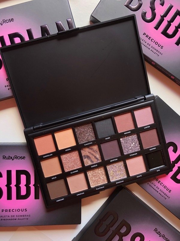 Producto - Paleta de sombras Precious Obsidian de Ruby Rose