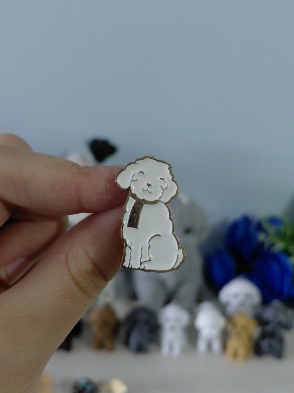 Producto - Pin metalizado ilustrado - Perrito Caniche blanco