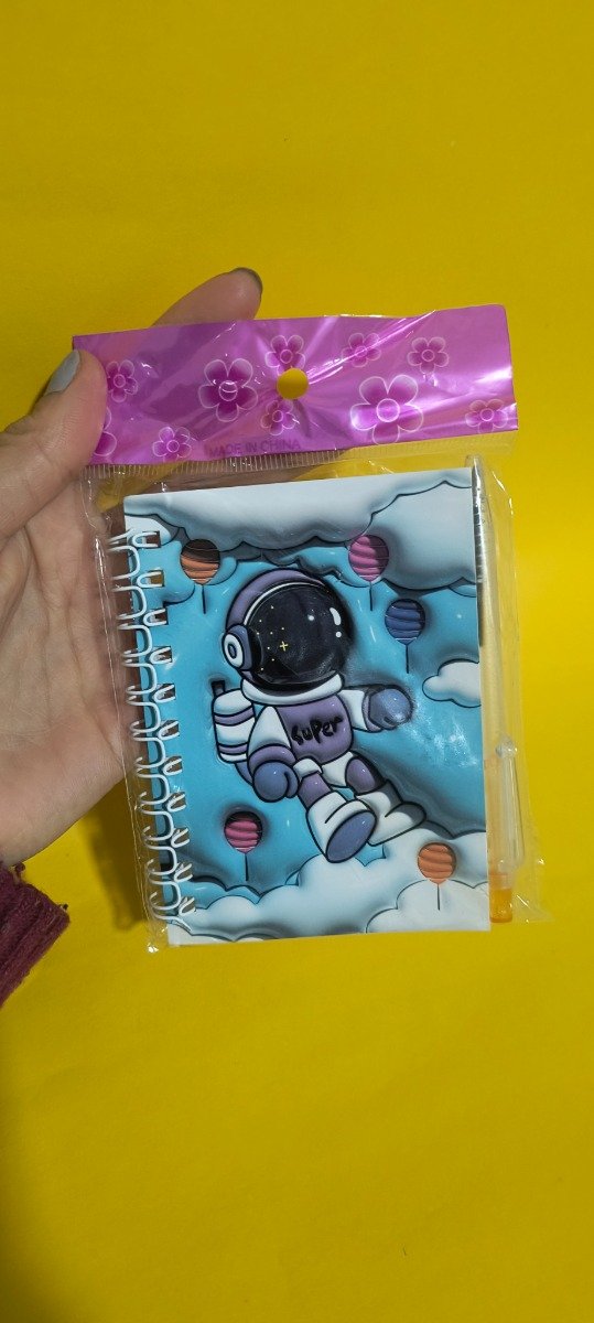 Producto - Mini libreta con birome Astronauta  hojas rayadas ( 38 h aprox - 7.5 x 10.5 cm)