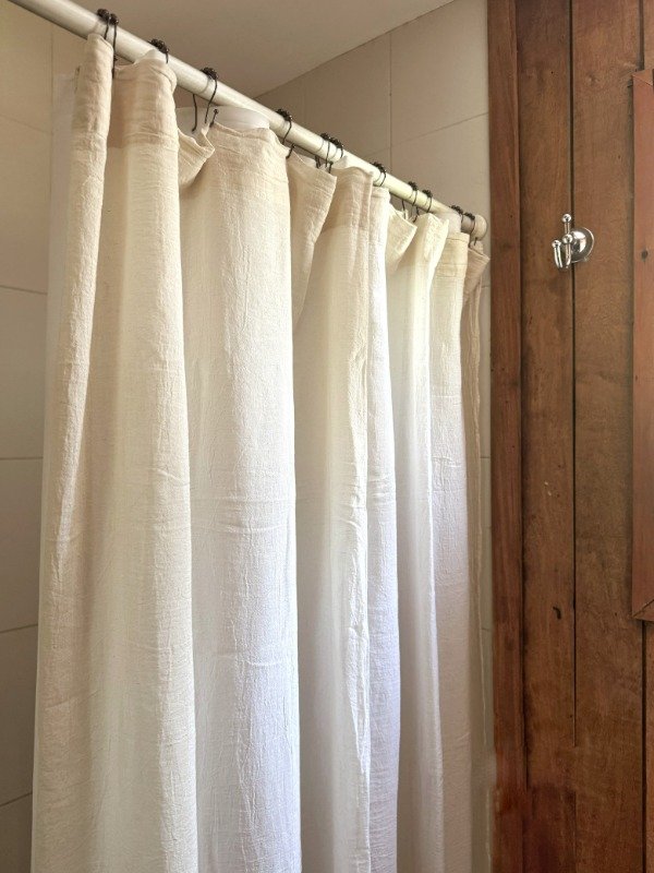 Producto - Combo calma - Cortina de baño "Clasica" + protector + set de ganchos