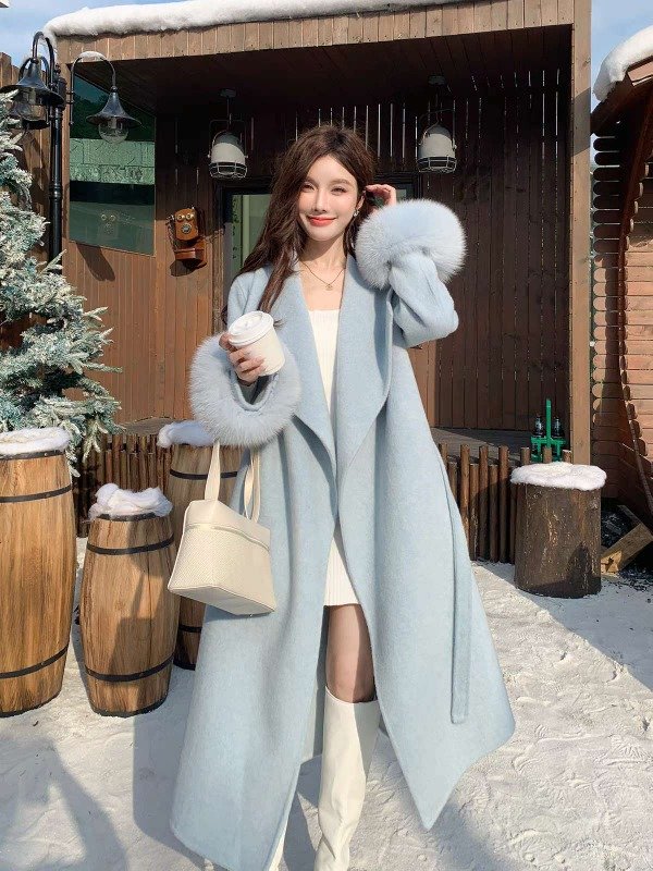 Producto - Tapado largo celeste con pielen mangas