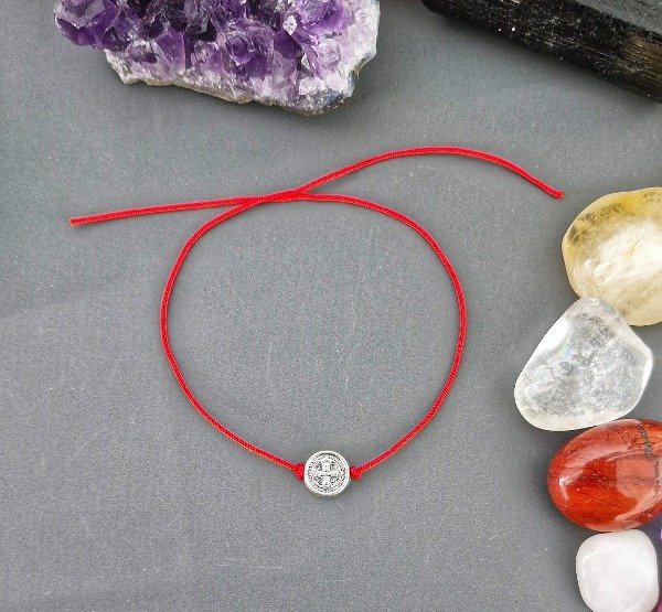 Producto - HILO ROJO  CON SAN BENITO Y TARJETA CON ORACIÓN