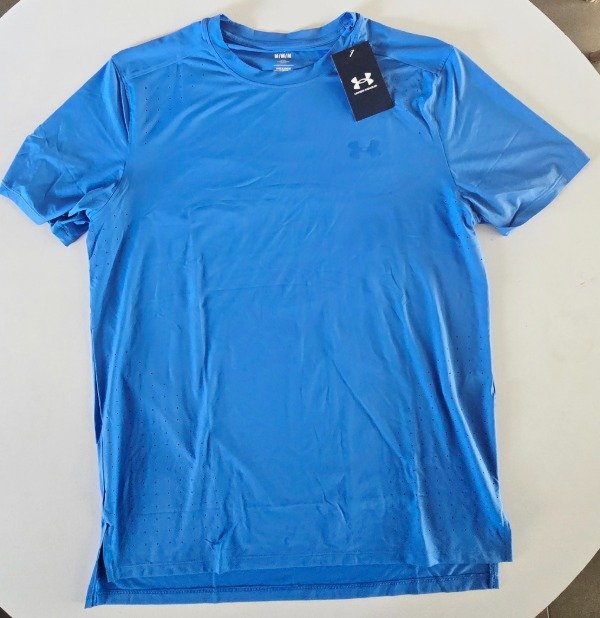 Remera deportiva Under Armour talle M celeste