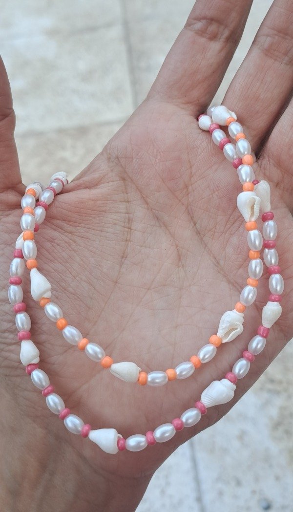 Producto - Collar con Caracoles, Perlas Plasticas y Mostacillas